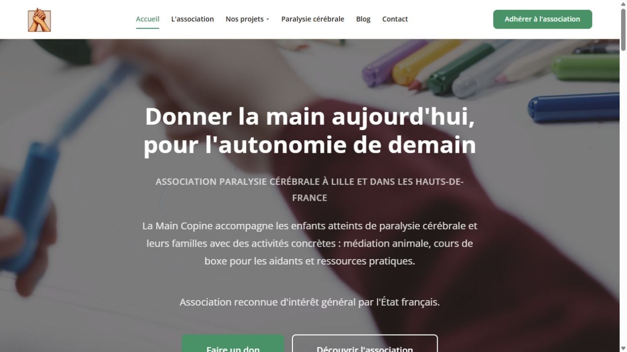 Accueil du site La Main Copine, avec sa navigation et la présentation de l’association.